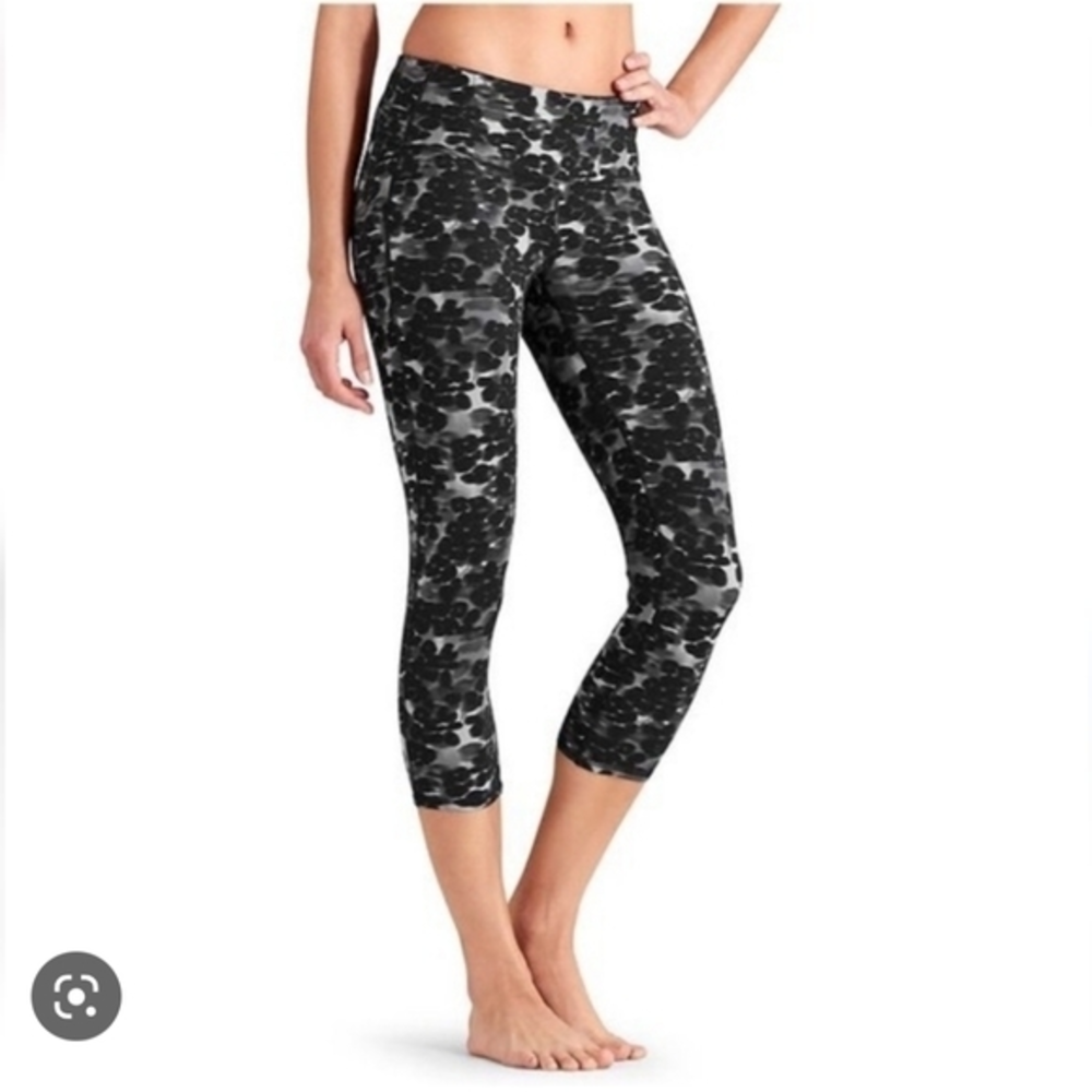Athleta Cheetah Chaturanga Black Gray Cropped Leggings Size‎ Large